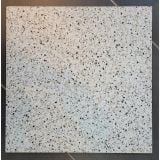 Gresie Palazzo White Mat 60x60 cm – placa terrazzo alb cu pigmenti pe fundal gresie