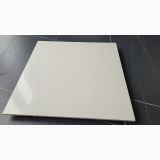 Gresie Concrete Ice Lucios 60x60x1.2 cm – placa unica lucioasa pe fundal gresie neagra