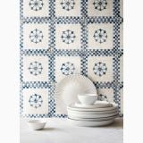 Gresie Portelanata Decorata Laurito 20x20 cm – ambient bucatarie, perete faianta florala albastru cu alb, veselele in fata