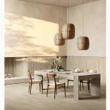 Placa gresie imitatie lemn Decor Delconca Nabi Taupe 20x120 cm – ambient living, sufragerie moderna cu masa gresie si scaune lemn, pe pardoseala