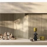 Placa gresie imitatie lemn Decor Delconca Nabi Taupe 20x120 cm – ambient, perete lemn cu lemne stivuite si obiecte decorative