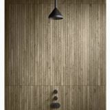 Placa gresie imitatie lemn Decor Delconca Nabi Brown 20x120 cm – ambient baie, perete placat lemn cu para de dus neagra montata