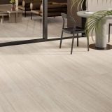 Gresie Sensi Roma Ivory Mat 60x120 cm – ambient living, terasa spatioasa cu masa, scaune si plante verzi, pe pardoseala