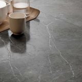 Gresie 3D Tech Stone Grey Semi Lucios 120x120 cm – ambient living, pardoseala gri cu vene, cesti ceramice pe tava lemn