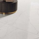 Gresie Carrara Lucios 60x120 cm – ambient living, pardoseala marmorata alba langa masuta rotunda cu baza aurie