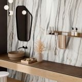 Lastra Gresie Oyster White Mat 120x280 cm – ambient baie, baie moderna cu blat lemn si marmura pe perete