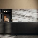 Lastra Gresie Oyster White Lucios 120x280 cm – ambient bucatarie, bucatarie moderna neagra cu perete marmura si blat alb