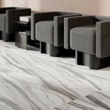 Gresie Oyster White Mat 120x120 cm – ambient living, living modern cu fotolii gri si pardoseala marmorata alba