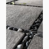Gresie Outfloor20 Quarzite Grey 60x60x2 cm – detaliu, placi gresie cu pietre decorative negre intre rosturi