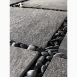 Gresie Outfloor20 Quarzite Grey 60x60x2 cm – detaliu, dale gresie exterior cu pietre decorative negre