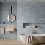 Gresie ABK Nuance Deep River mat 120x120 cm – ambient baie, baie moderna cu cada freestanding si perete marmurat