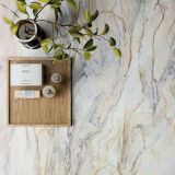 Gresie ABK Nuance Quarzite Fusion mat 120x120 cm – ambient, gresie tip marmura cu tava lemn si plante, pe pardoseala