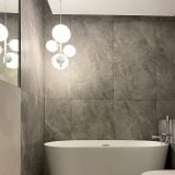 Gresie Marble Experience Orobico Grey Mat 60x120 cm – ambient baie, baie moderna cu cada freestanding si perete gresie gri