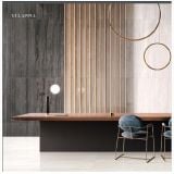 Gresie Via Appia Dark Mat 30x60 cm – ambient living, masa eleganta cu perete gresie gri si sipci lemn