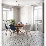 Gresie Patchwork B&W White 20x20 cm – ambient living, living luminos cu masa lemn si scaune moderne, pe pardoseala