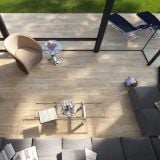 Gresie Monteverde MN1 20x80 cm – ambient living, vedere de sus living cu terasa si pardoseala lemn