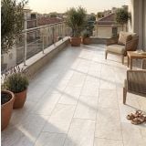Gresie Portelaanta Exterior ITA Roccia Bianco Antislip 30.5x61 cm – ambient terasa, terasa cu ghivece de plante si scaune rattan, pe pardoseala