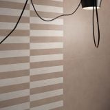 Gresie ABK Alterego Cream Mat 5x120 cm – ambient, perete cu dungi crem si bej, lampa suspendata
