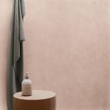 Gresie ABK Alterego Clay Mat 20x120 cm – ambient baie, prosop verde pe suport, perete roz texturat, dozator sapun