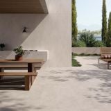 Gresie ABK Alterego Sand Mat 5x120 cm – ambient terasa, terasa exterioara cu masa lemn, gresie gri deschis, pe pardoseala