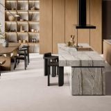 Gresie ABK Alterego Milk Mat 60x60cm – ambient bucatarie, bucatarie moderna cu insula marmurata si mobilier lemn, pe pardoseala