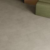 Gresie ABK Alterego Mud Mat 5x120 cm – ambient living, pardoseala gri deschis langa fotoliu verde