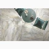 Lastra Gresie ABK Nuance Quarzite Fusion Soft mat satinat 120x280 cm – ambient living, pardoseala marmorata vazuta de sus cu masa si perne verzi