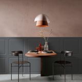 Gresie ABK Boiserie Square Dark 60x120cm – ambient living, living cu masa rotunda, scaune negre, perete gri panelat, pe pardoseala