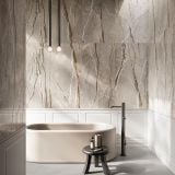 Gresie ABK Boiserie Square White 60x120cm – ambient baie, baie eleganta cu cada freestanding si perete marmorat
