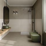 Gresie ABK Boiserie Beige 60x120cm – ambient baie, baie moderna cu dus, wc verde si lavoar lemn, pe pardoseala si perete