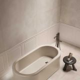 Gresie ABK Boiserie Beige 60x120cm – ambient baie, baie moderna cu cada freestanding si perete gresie beige