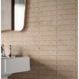 Gresie Portelanata DUO Deco Sand 01 60x120 cm – ambient baie, baie cu lavoar alb, oglinda rotunda si perete texturat