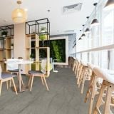 Gresie HBO 15 Silver Mat 30x60 cm – ambient comercial, cafenea moderna cu scaune lemn si pardoseala gri