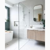 Gresie Limestone White Riga 60x120 cm – ambient baie, baie moderna cu cada freestanding si cabina dus sticla, pe pardoseala