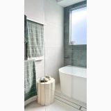 Gresie Limestone White Riga 60x120 cm – ambient baie, baie eleganta cu cada freestanding si gresie deschisa, pe pardoseala
