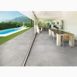 Gresie Portelanata Concreta Grigio 60x120 cm – ambient terasa, terasa gri cu masa lemn, living si piscina, pe pardoseala