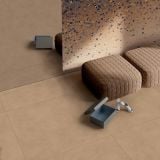 Gresie ABK Alterego Mou Mat 60x120 cm – ambient living, gresie bej mata cu pufuri maro si cutie pantofi, pe pardoseala