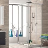 Cabina dus 3 laturi 80x100x80 cm – ambient baie, cabina de dus in colt, gresie bej, prosoape colorate, pe pardoseala si perete