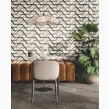 Gresie Decor ABK Sensi Fantasy Spider 60x120cm Lucios 3D – ambient living, zona de dining cu perete decorativ geometric si canapea velur