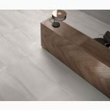 Gresie Metaline Steel Mat 60x120 cm – ambient comercial, pardoseala gri deschis langa birou furnir maro