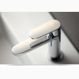 Robinet Lavoar Paffoni Candy Crom – detaliu, close-up robinet crom cu maner rotunjit, fundal estompat