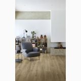 Parchet SPC FOXALL CLICK XXL 220 x 1829 x 6 mm – ambient living, living cu fotoliu gri, biblioteca si semin construit, pe pardoseala