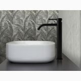 Baterie Lavoar Inalta Paffoni Light Finisaj Negru – ambient baie, lavoar oval alb cu baterie neagra pe blat, pe perete