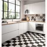 Gresie Patchwork B&W 05 20x20 cm – ambient bucatarie, bucatarie alba cu pardoseala in carouri negru-alb
