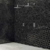 Gresie HBO 8 Noisette Mat 120x120 cm – ambient baie, dus cu perete negru mozaic si pardoseala gri