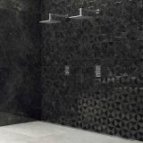 Gresie HBO 8 Noisette Mat 60x60 cm – ambient baie, dus cu perete negru marmorat si pardoseala gri clara