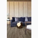 Parchet Kahrs SPC SAREK CLICK 172 x 1210 x 5 mm – ambient living, living cu canapea gri si perete lambriu lemn, pe pardoseala