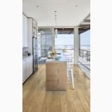 Parchet SPC Kahrs OULANKA CLICK 6 MM 218 x 1210 x 6 mm – ambient bucatarie, bucatarie moderna cu insula lemn si vedere la mare, pe pardoseala
