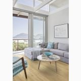 Parchet SPC Kahrs OULANKA CLICK 6 MM 218 x 1210 x 6 mm – ambient living, living luminos cu canapea gri si vedere la mare, pe pardoseala