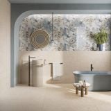 Lastra Gresie ABK Sensi Fantasy Tahiti 120x280 cm Lucios 3D – ambient baie, baie eleganta cu cada gri, model floral pe perete